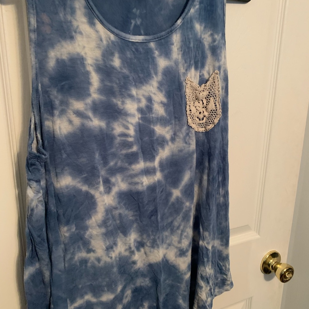 Loose tank with detailed pocket
